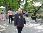 В городском парке многолюдно, но ветеранов можно перечесть по пальцам. "Добрый день, товарищ! С праздником Победы вас, здоровья и благополучия!" 