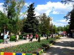 Горожане с детьми торопятся в парк