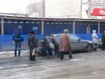 Студент и пенсионер пытаются сдвинуть Мерседес