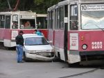 20130930-002 Поворачивающий направо трамвай задел легковую машину и оторвал ей бампер