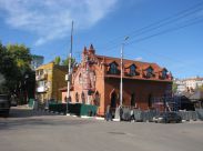 Здание интересной архитектуры