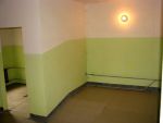 Датчик движения во втором подъезде дома 58А. Пандус для спуска колясок тоже освещен