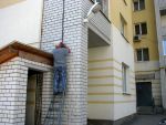 В.Пятаев производит монтаж датчика уровня освещенности для светильника