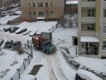 Мусоровоз 'обиделся' от такого приема , попятился и уехал со двора