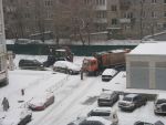 Мусоровоз и трактор с ковшом участвовали в операции