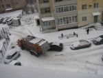 Мусоровоз преодолевает последнее препятствие