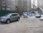 20121220-06 - машины на контейнерной площадке мешают работе по вывозу мусора