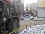 20121220-08 - 12-15 час. Тракторист ждет, пока не освободится контейнерная площадка