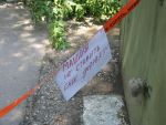 20130627-003 - территория работ обозначена оранжевой лентой с предупреждением