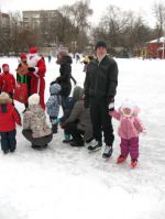 Дед Мороз развлекает малышей на катке Детского парка