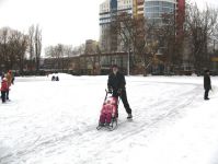 Лизонька мчится на санках (с помощью папы)