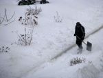 20141230 010 дворнику приходится по нескольку раз в день чистить дорожки