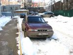 В конце двора стоят занесенные снегом машины - хозяев долго не было