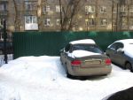 Стоит, занесенная снегом