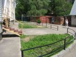 Ограждение зеленой зоны в торце дома 58А у детского центра 'Happy Start'
